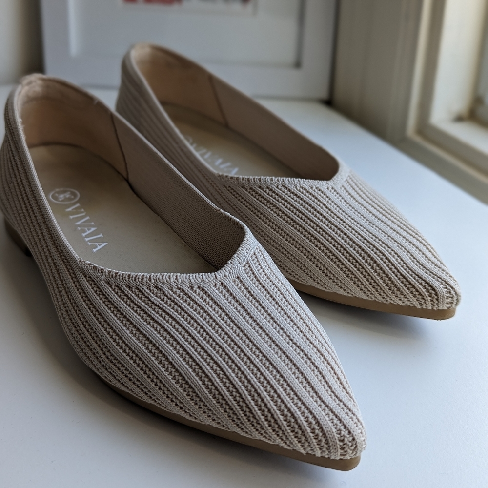 Vivaia pointed-toe flats